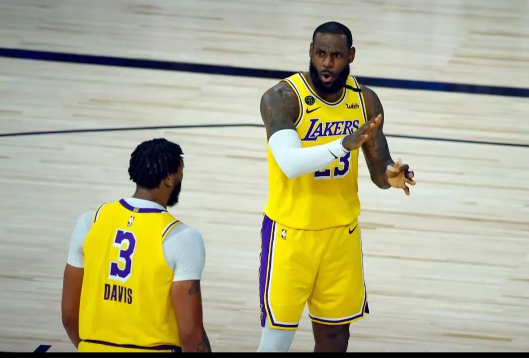 爱游戏AYX平台首页詹姆斯重返赛场，出色发挥首场状态出色，公牛观众沸腾！